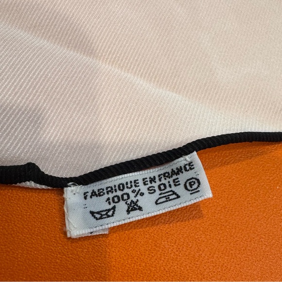 Authentic Hermès Ivory Diamond Shape Silk Scarf with Box - Picture 8 of 10
